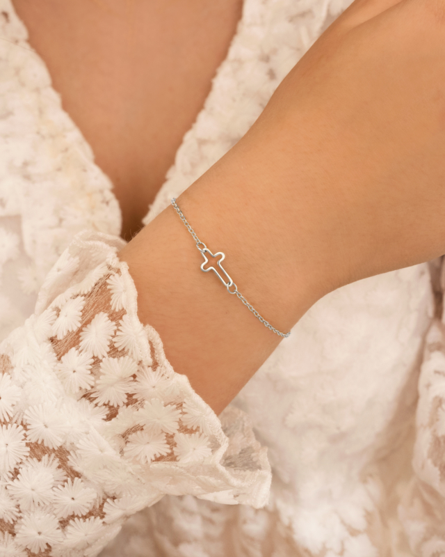 Zilveren Cross bracelet om pols