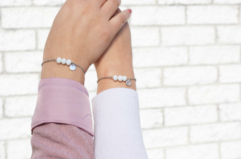 Charming armband witte kraaltjes om pols