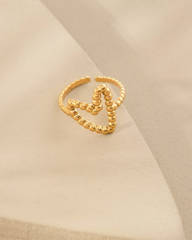 gouden hartjes ring met beige ondergrond