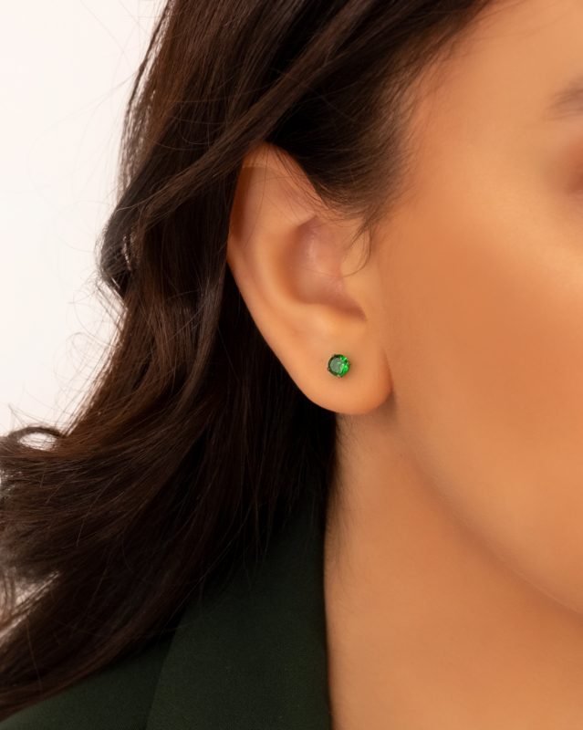 Details van Oorknopjes emerald stone in oor