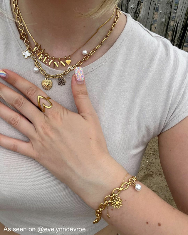 Influencer met gouden sieraden