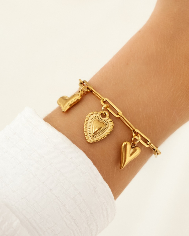 Gouden bedelarmband met hartjes