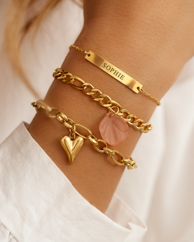 Gouden armparty met bedelarmbanden