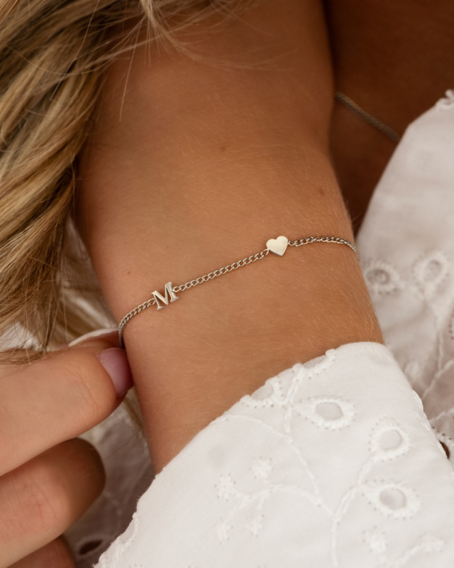 Mini initial armband met hartje in het zilver