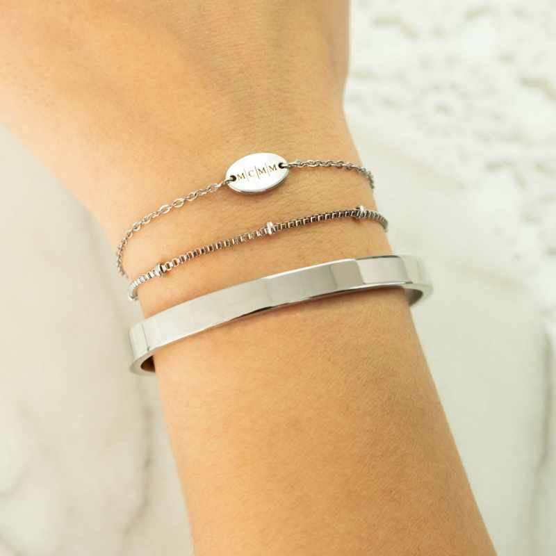 Armparty met verschillende armbandjes om pols