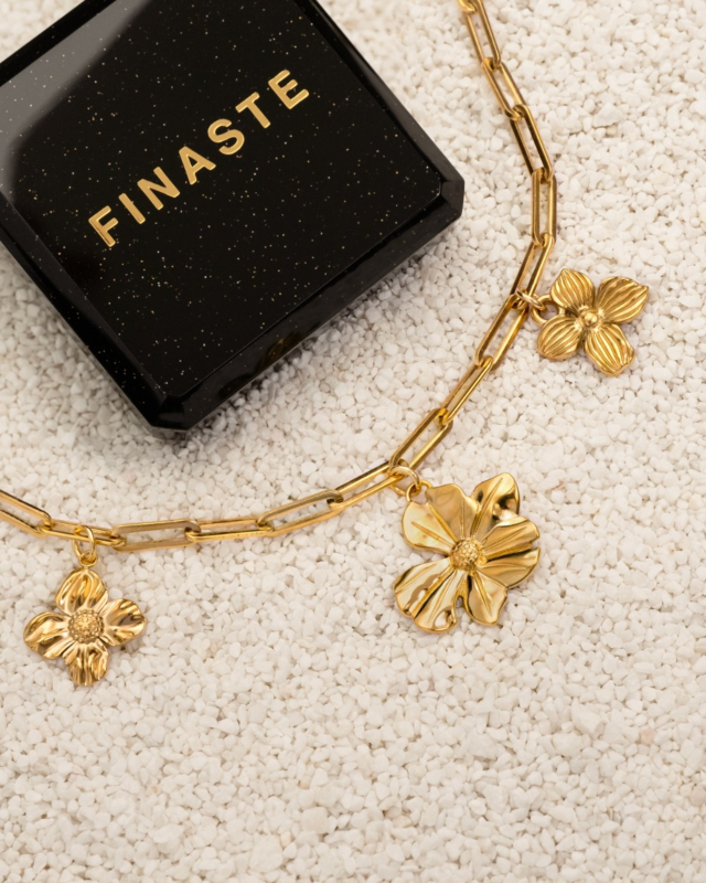 Gouden bedelketting met bloemen met sieradendoosje