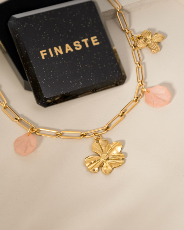 Gouden bedelketting met bloemen en blaadjes met sieradendoosje