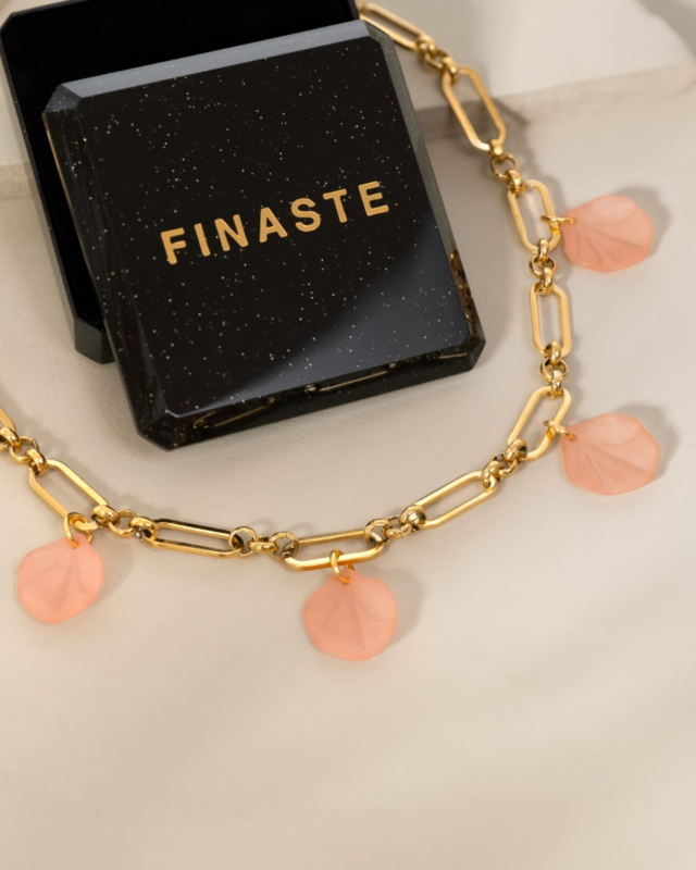 Gouden bedelketting met roze blaadjes in sieradendoosje