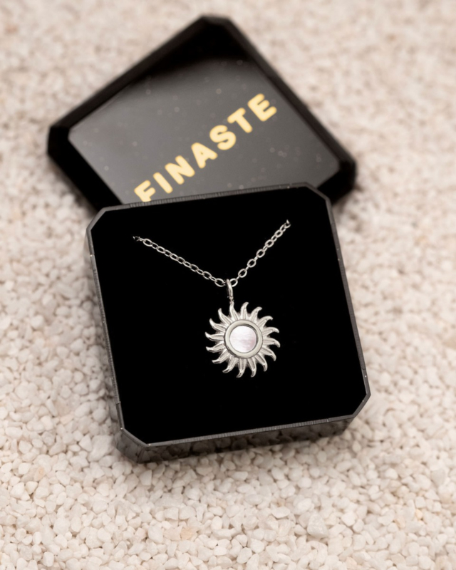 Sieradendoosje met zonnetjes ketting zilver