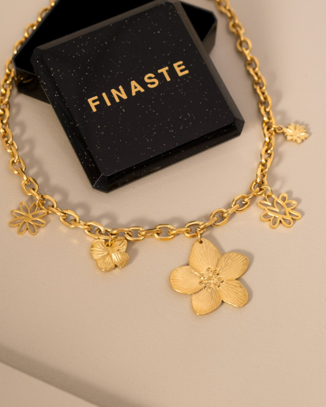 Gouden bloemen bedel ketting