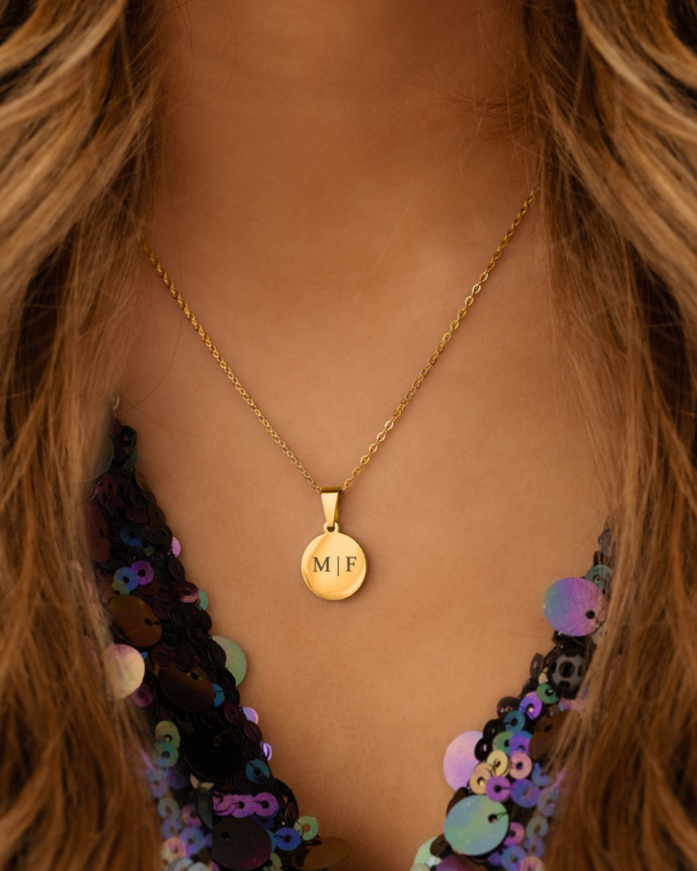 Gouden initialen ketting met 2 letters bij model