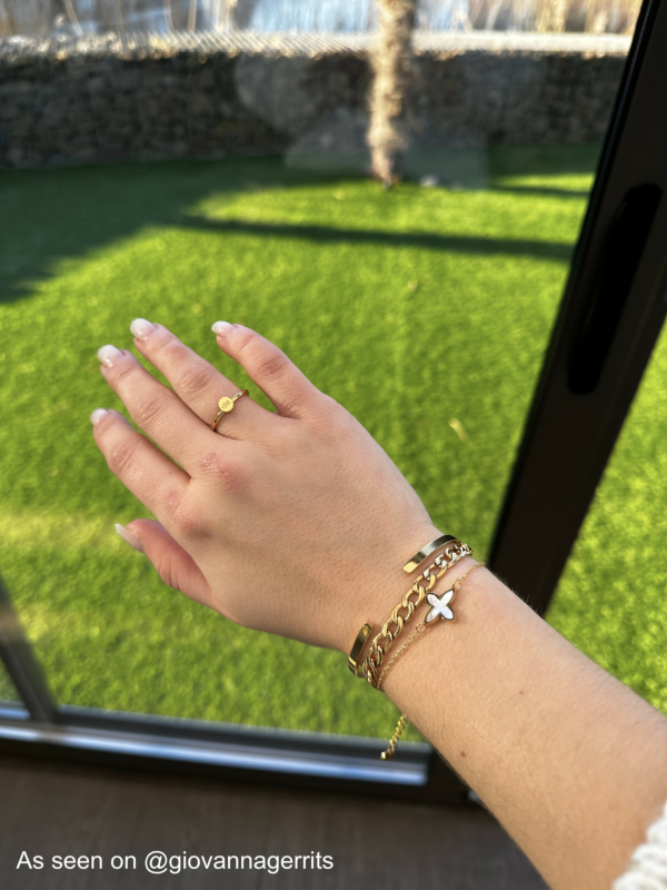 Influencer draagt gouden armbanden en ring van finaste