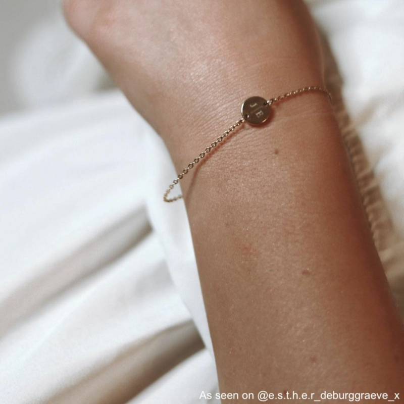 Gouden armband met 2 initialen bij influencer om pols