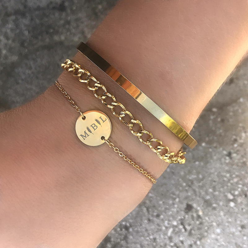 Gouden Bangle samen met een mooie graverbaare armband