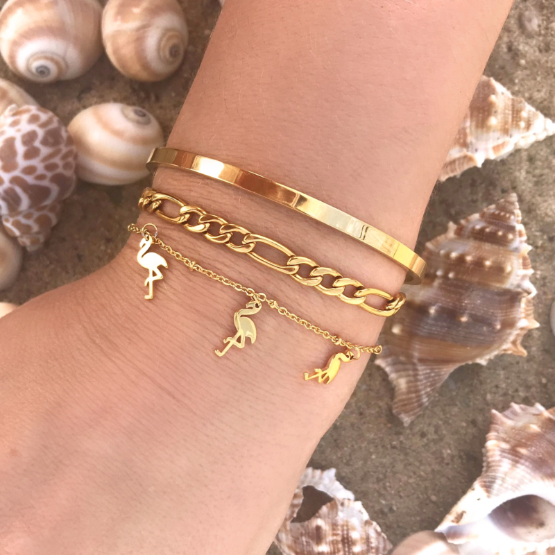 Gouden armparty om de pols op het strand