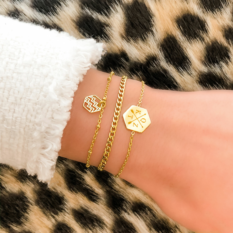 leuke mix van gouden armbandjes om de pols