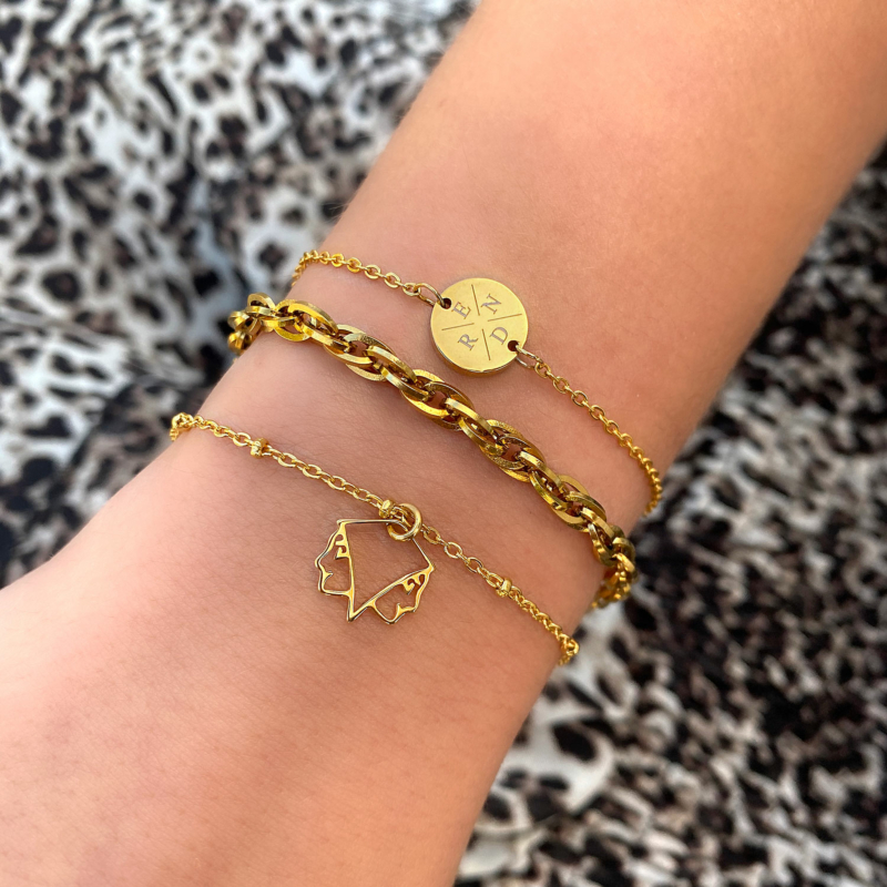 gouden armband met gravering met een mini muntje