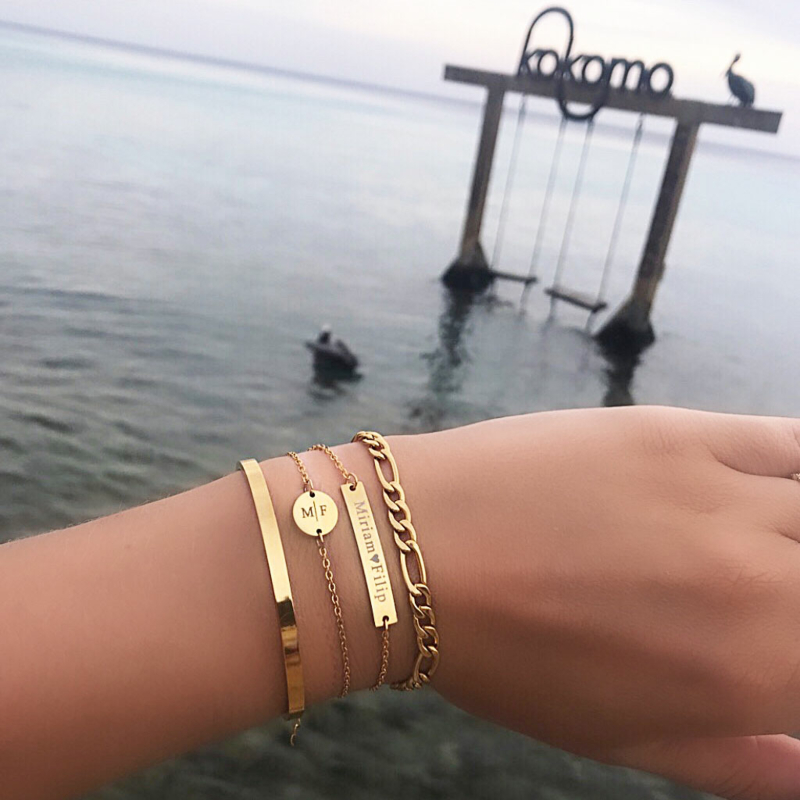 Mooie gouden armparty om de pols voor een stoere look op het strand