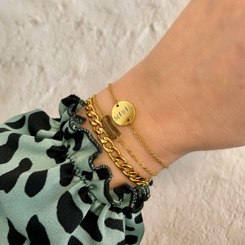 Gouden armbanden combinatie met letters en chains