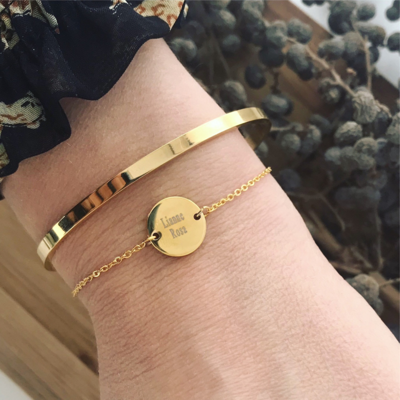 Gouden graveerbare armband samen met gouden smalle bangle