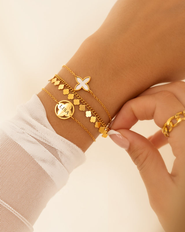 Gouden armbanden mix met clovers