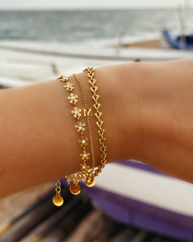 Gouden armparty bij model