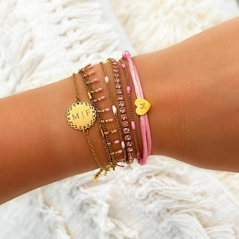 Gouden armparty met gekleurde armbanden