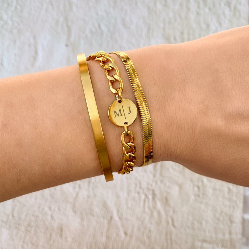 Gouden chunky initial armband met schakelarmbandjes