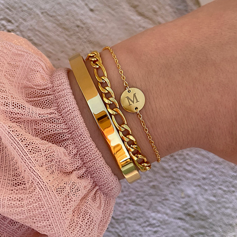 Gouden armband met mini muntje en initiaal