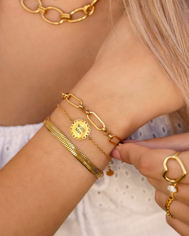 Gouden armparty bij model