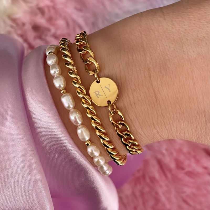 Armparty met gouden armbanden om pols