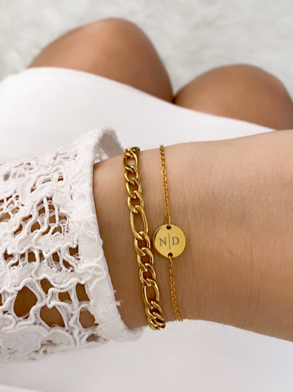 Gouden armparty met letters en schakelarmbandje