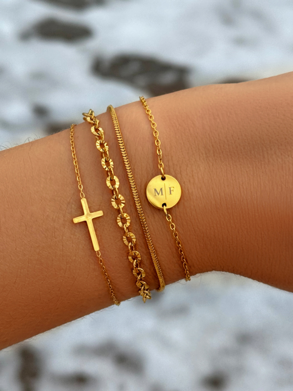 Gouden armparty bij de zee