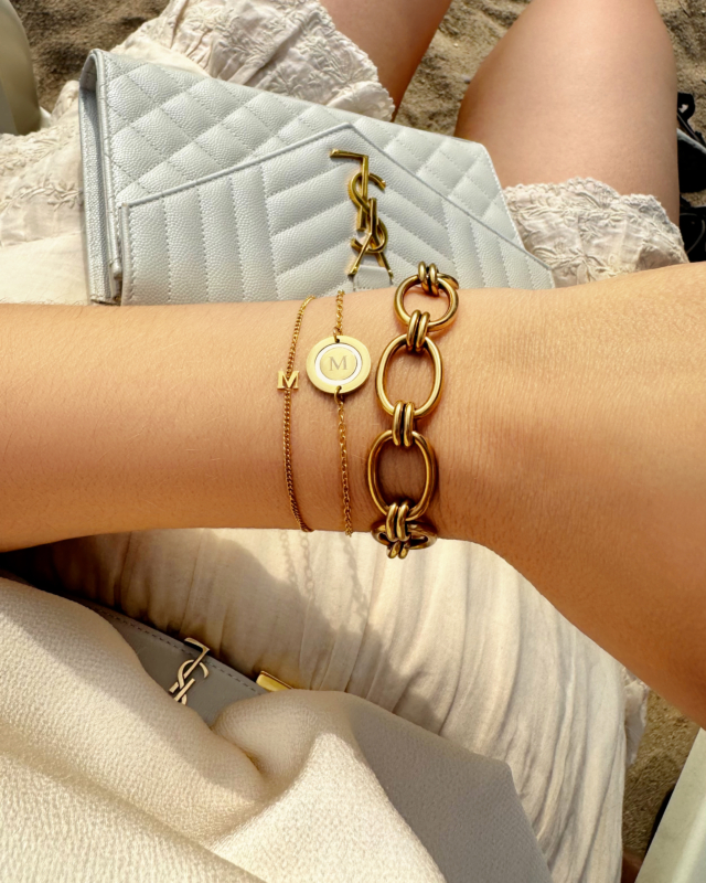 Gouden armparty met initial armbanden