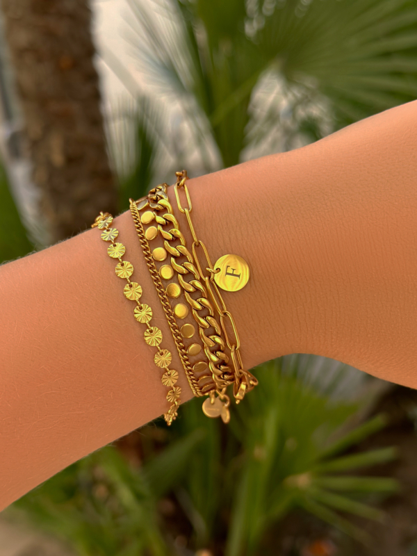 Goudkleurige armparty zomers