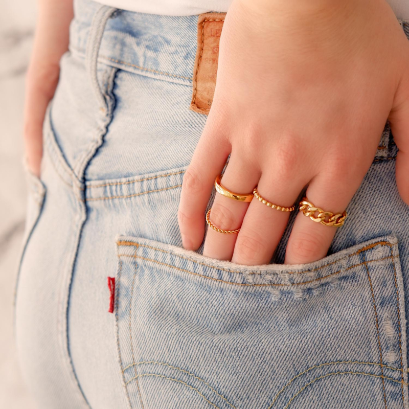 Gouden ringen om de hand voor een mooie look