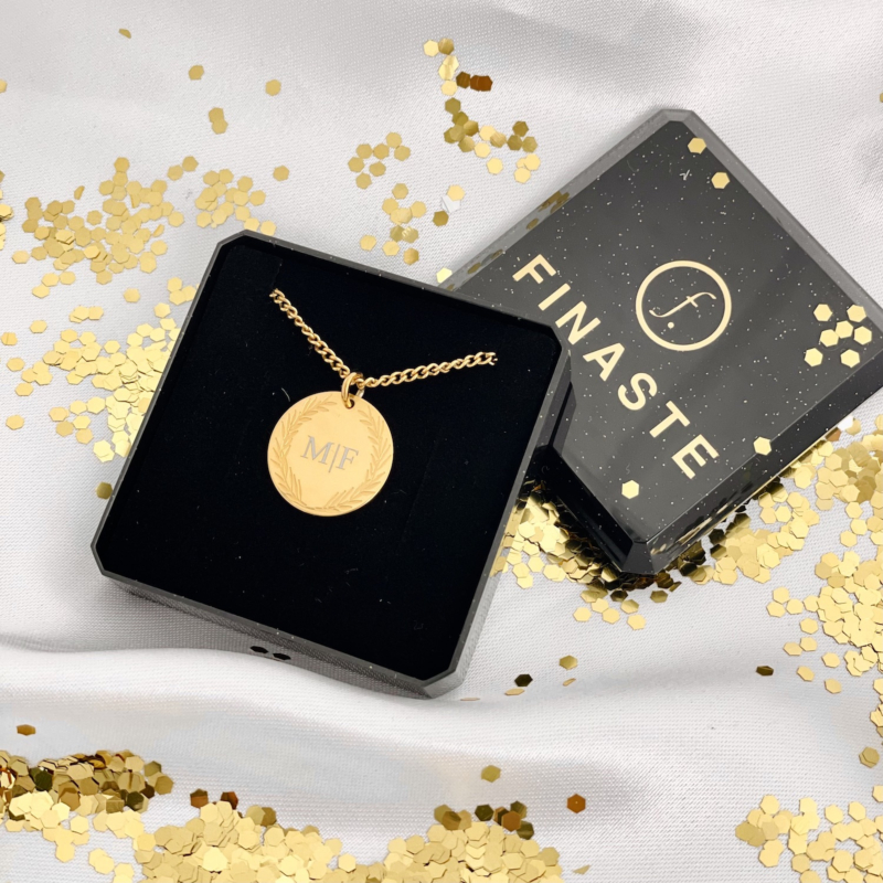 graveerbare ketting in goud met initialen en veren in doosje