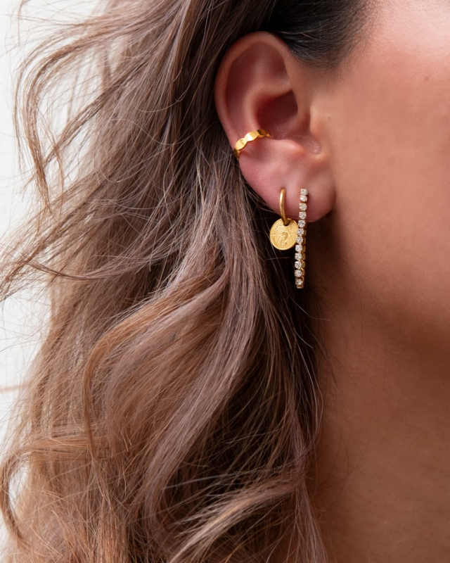 Ear look met gouden oorbellen