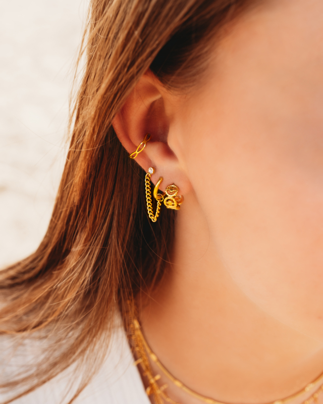 Earparty met trendy gouden oorbellen en ear cuff