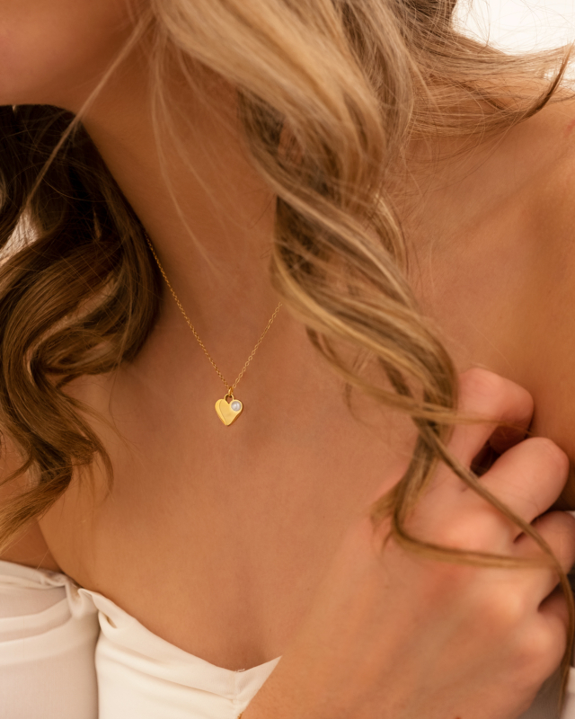 Heart en pearl ketting om hals