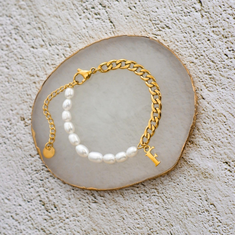 Gouden chain armband met parel en letter