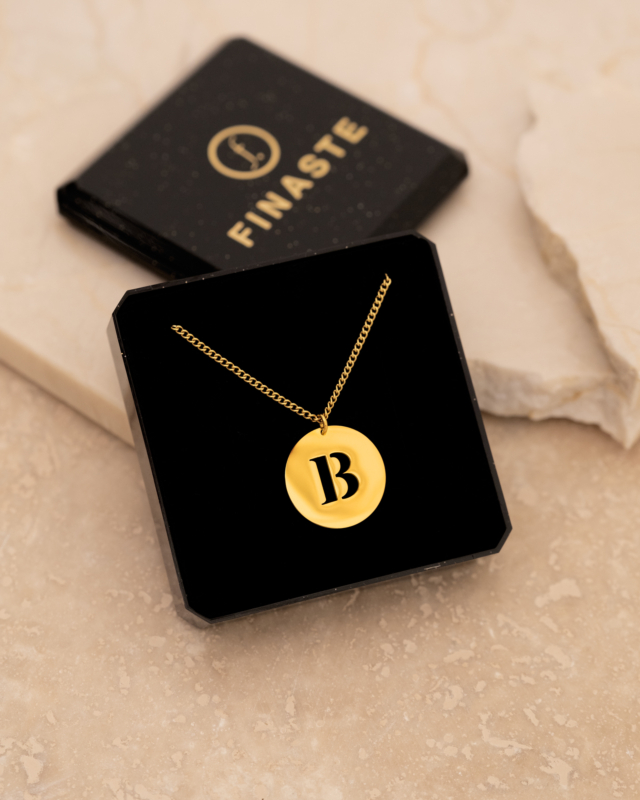 Gouden letter ketting in sieradendoosje