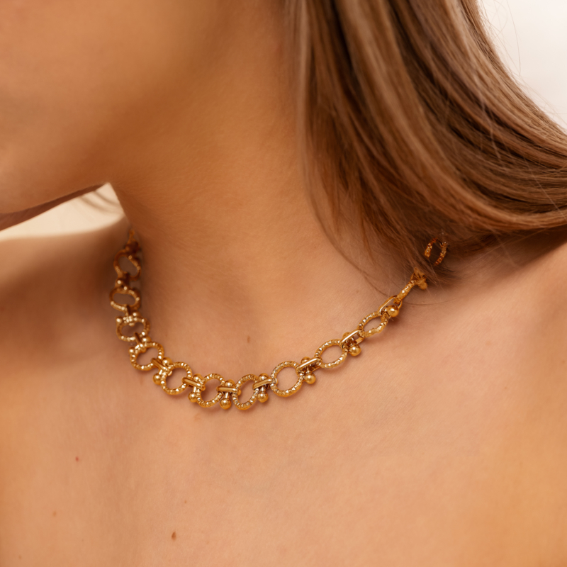 Model draagt gouden chain ketting