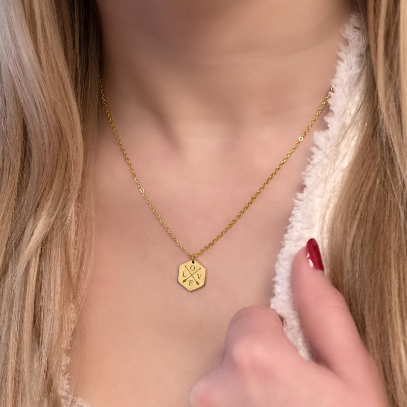 Leuke gouden ketting om de hals voor een complete look