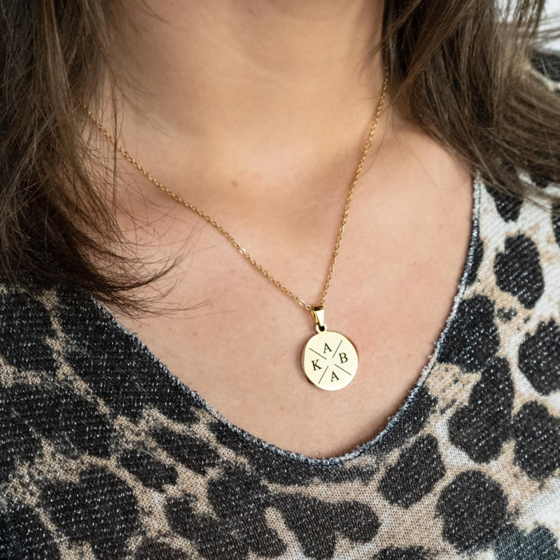 Gouden initialen ketting vier met leopard top