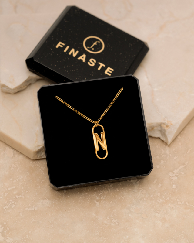 Gouden letter ketting charm