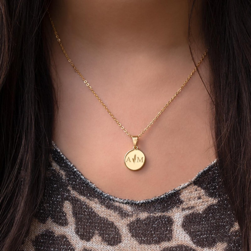 gouden ketting met twee letters gegraveerd bij leopard top