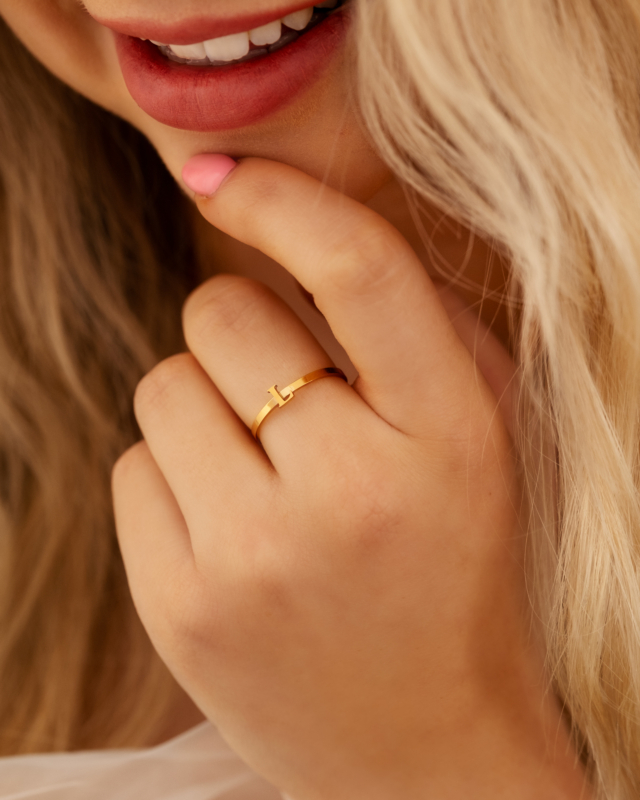 Initial ring mini om vinger