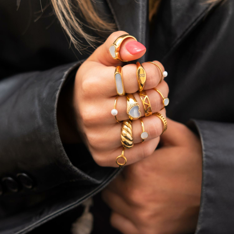 mix van gouden ringen om vingers vrouw