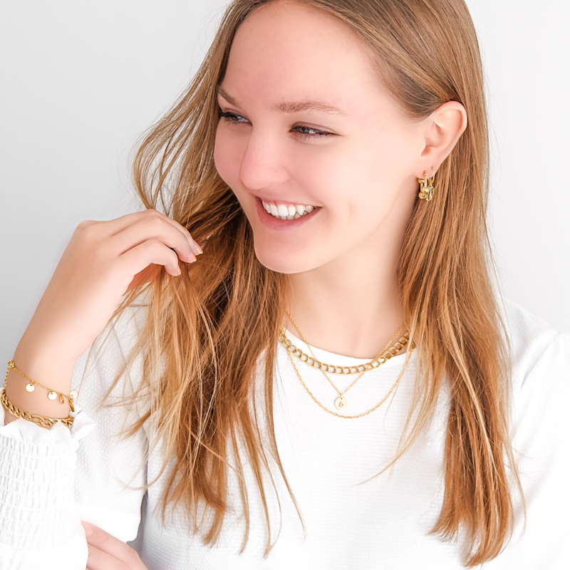 Vrouw draagt een minimalistische ketting in haar necklace party